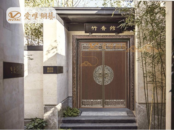 這么多別墅選擇使用銅門(mén)的特點(diǎn)和優(yōu)勢(shì)是什么呢？