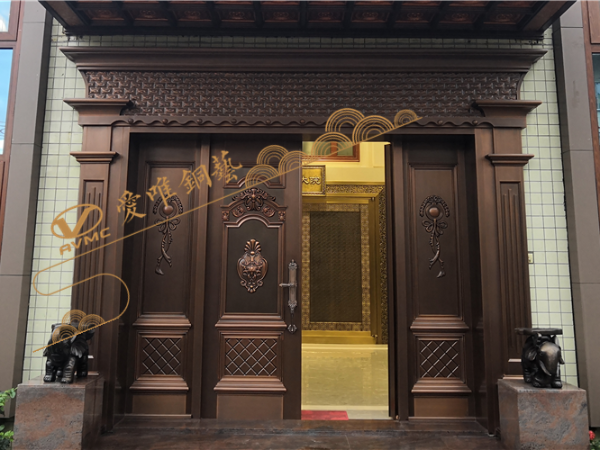 別墅銅門(mén)銅大門(mén)，別墅業(yè)主黃總帶領(lǐng)小區(qū)業(yè)主參觀愛(ài)唯銅藝